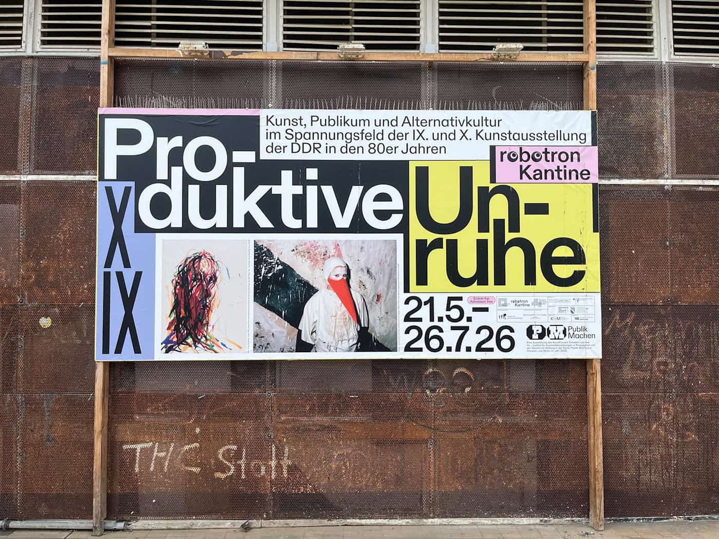 Plakat zur Ausstellung „Produktive Unruhe“ in der robotron-Kantine Großes Ausstellungsplakat „Produktive Unruhe“ an der Außenfassade der robotron-Kantine in Dresden mit Informationen zur Kunst der DDR in den 80er Jahren.