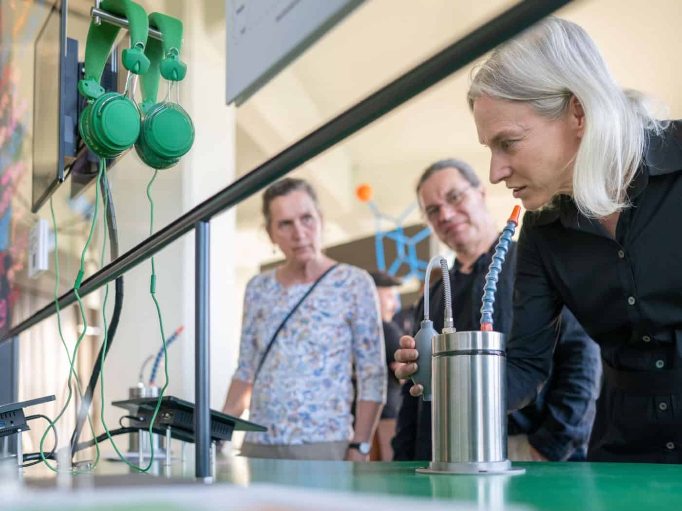 Besucherin interagiert mit einem Versuchsmodell in der Sonderausstellung „Die Zukunft des Riechens“ in den Technischen Sammlungen Dresden.
