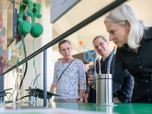 Besucherin interagiert mit einem Versuchsmodell in der Sonderausstellung „Die Zukunft des Riechens“ in den Technischen Sammlungen Dresden.