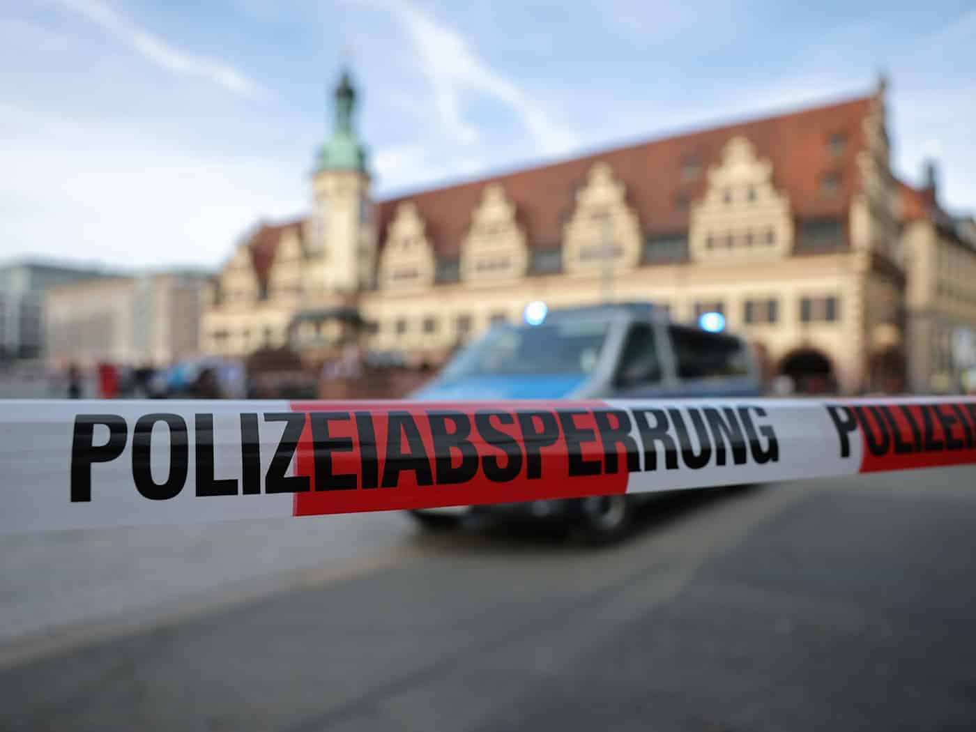 Auto najelo do skupiny lidí: Co víme - a co nevíme