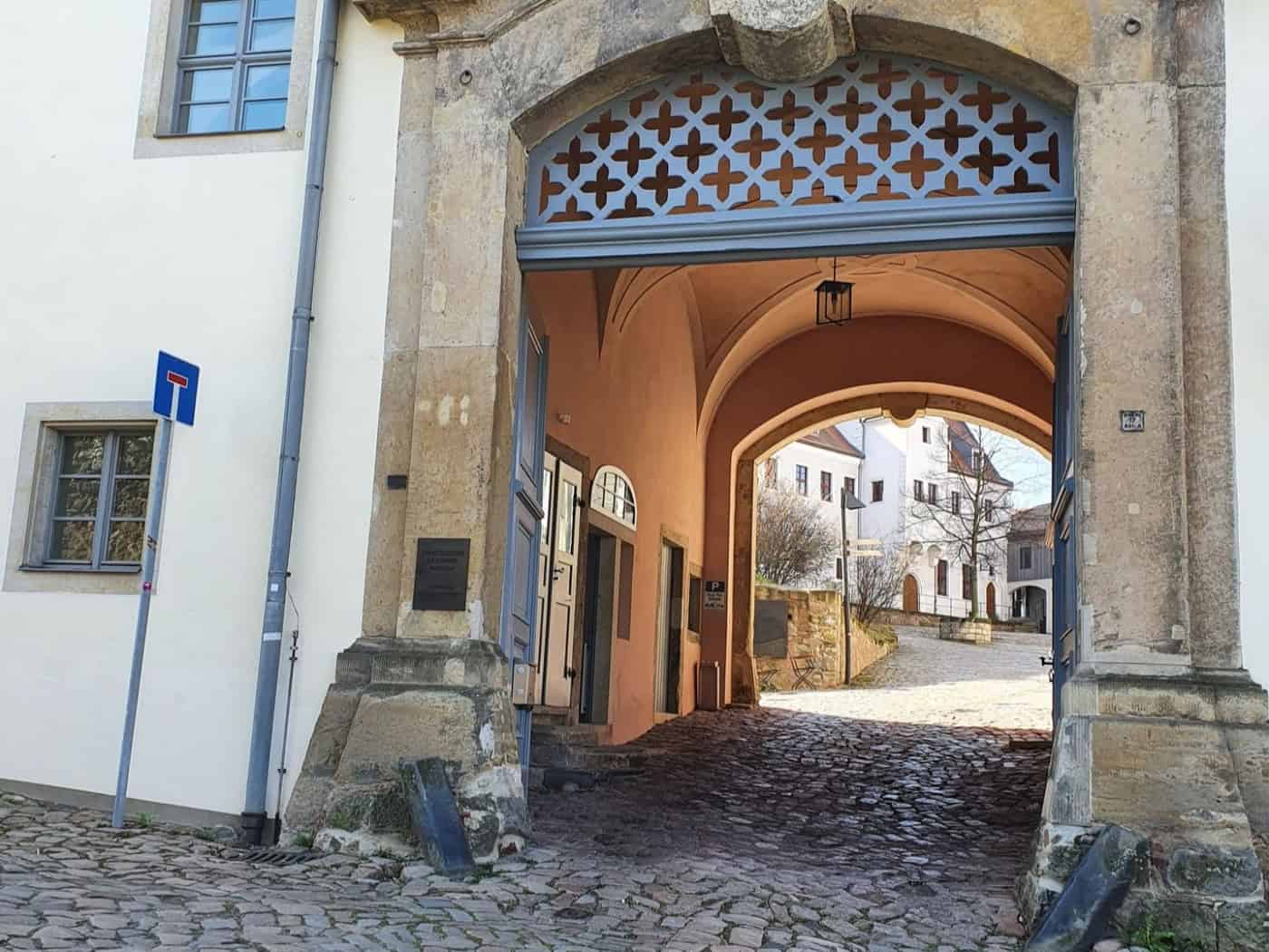 Foto: Blick in eine Hofeinfahrt an einem historischen Gebäude