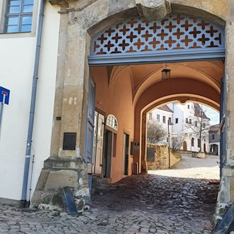 Foto: Blick in eine Hofeinfahrt an einem historischen Gebäude