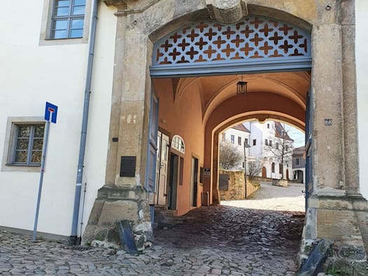 Foto: Blick in eine Hofeinfahrt an einem historischen Gebäude