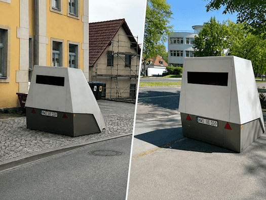 Geteiltes Bild eines grauen Enforcement Trailers (Blitzer-Anhänger) HWI-VE-159 in Dresden: Die linke Seite zeigt das Gerät auf der Pillnitzer Landstraße (Niederpoyritz), die rechte Seite am Zelleschen Weg nahe der Technischen Universität.