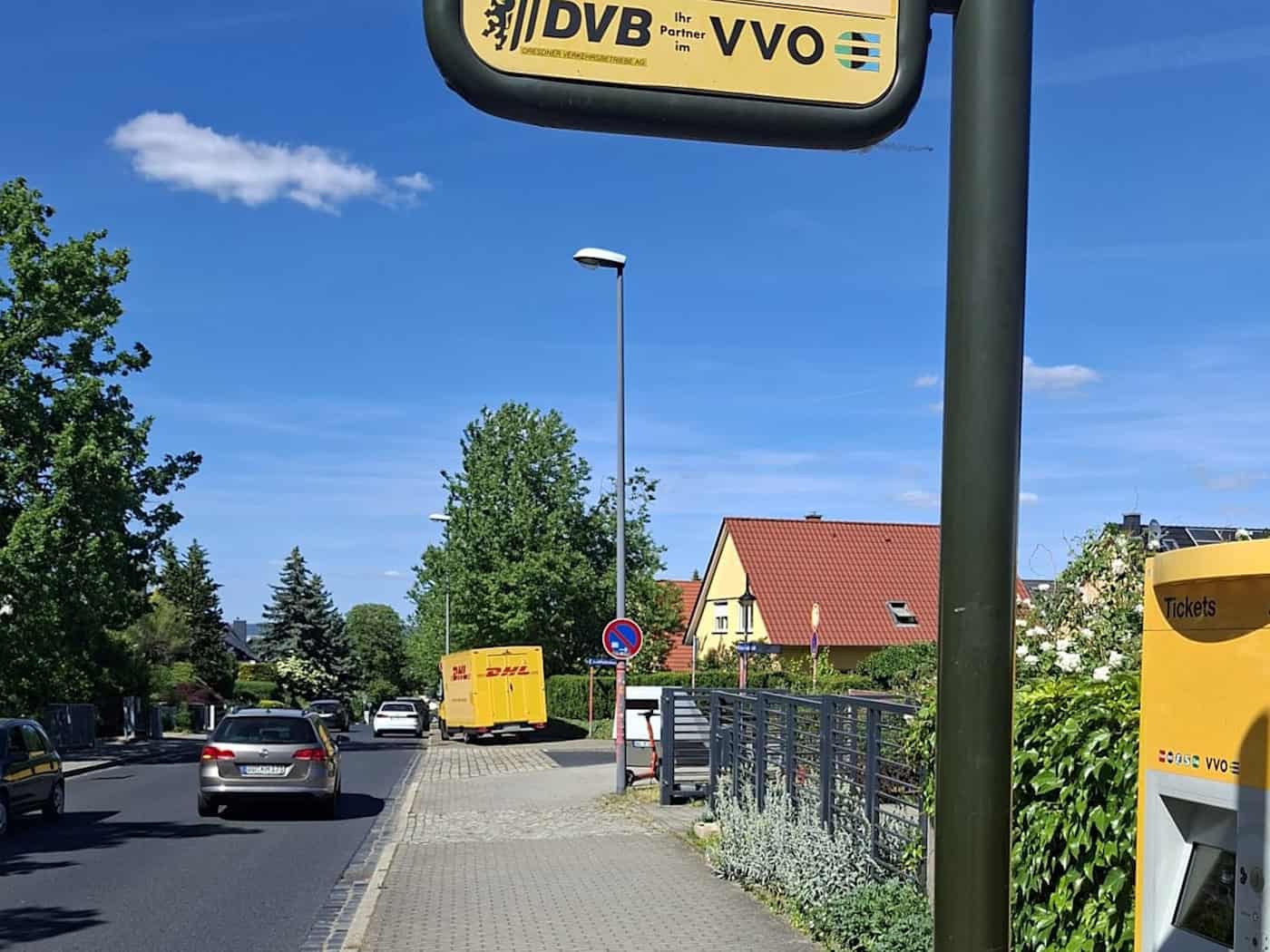 Blick von der Bushaltestelle auf den Standort des Messanhängers „HWI-VE 167“ in Dresden.