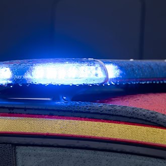 Brand in Wohnhaus – Feuerwehr evakuiert Dutzende Menschen