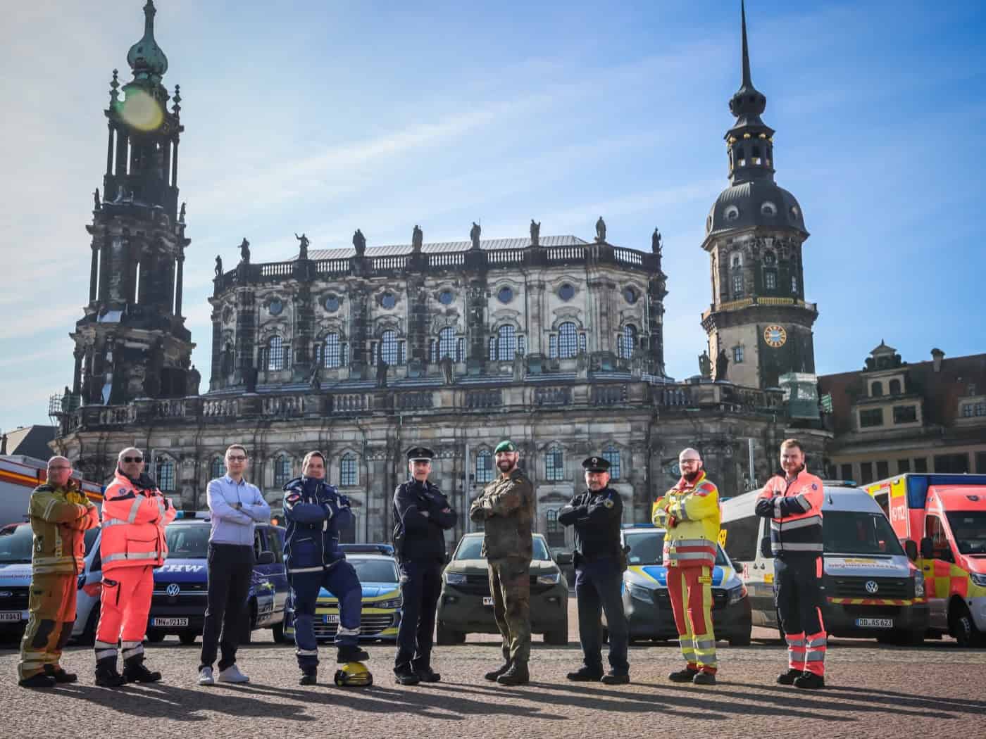 Da steht die Blaulichtfamilie zum Vatertag: Immer einsatzbereit