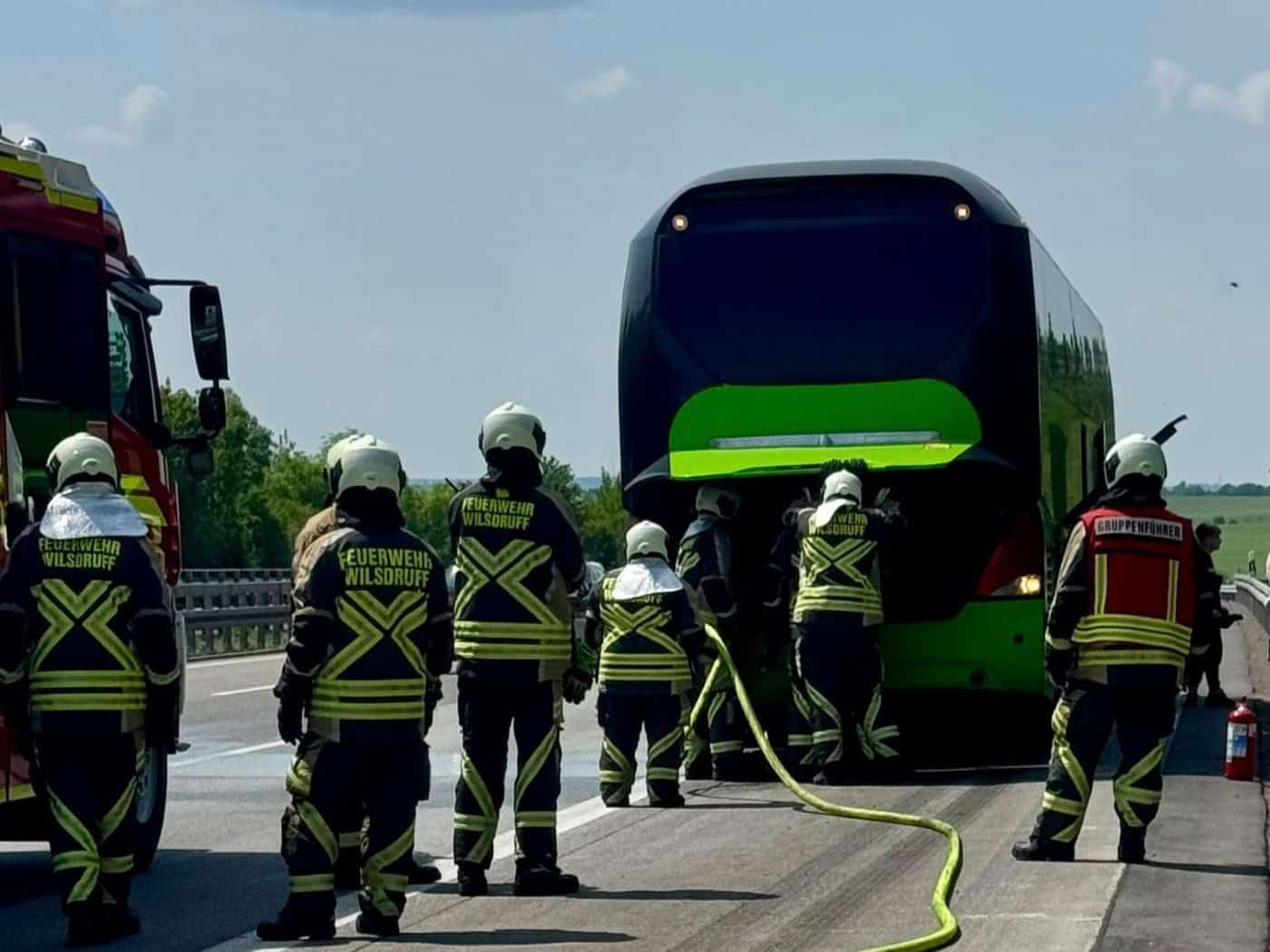 Busbrand auf der A4: Feuer gelöscht