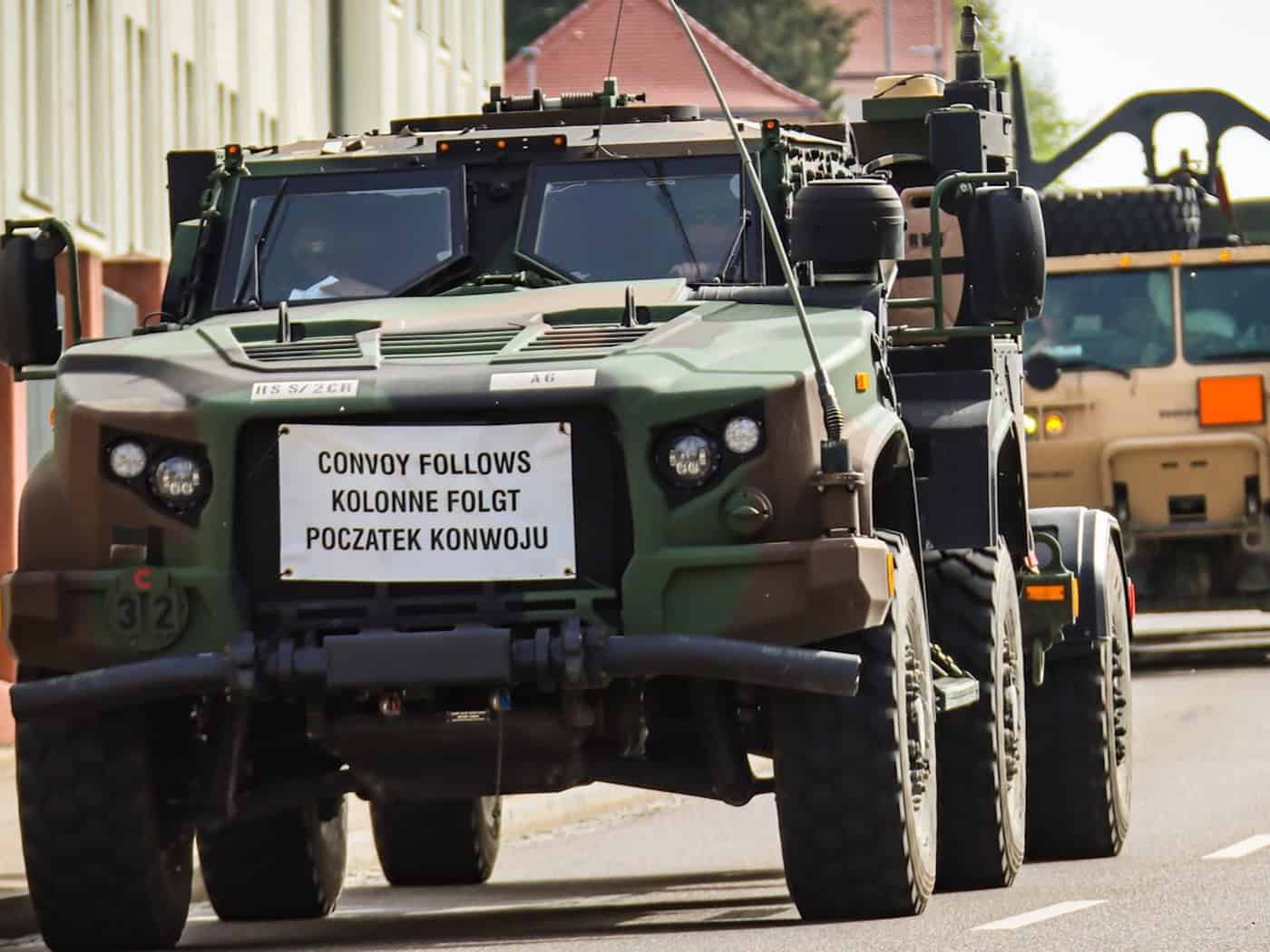 Amerikanische Militärkolonnen rollen durch Sachsen