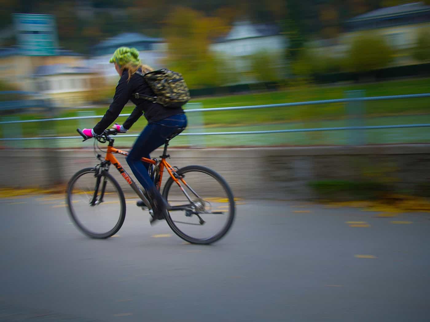 Coswig: Radfahrerin von geöffneter Autotür getroffen