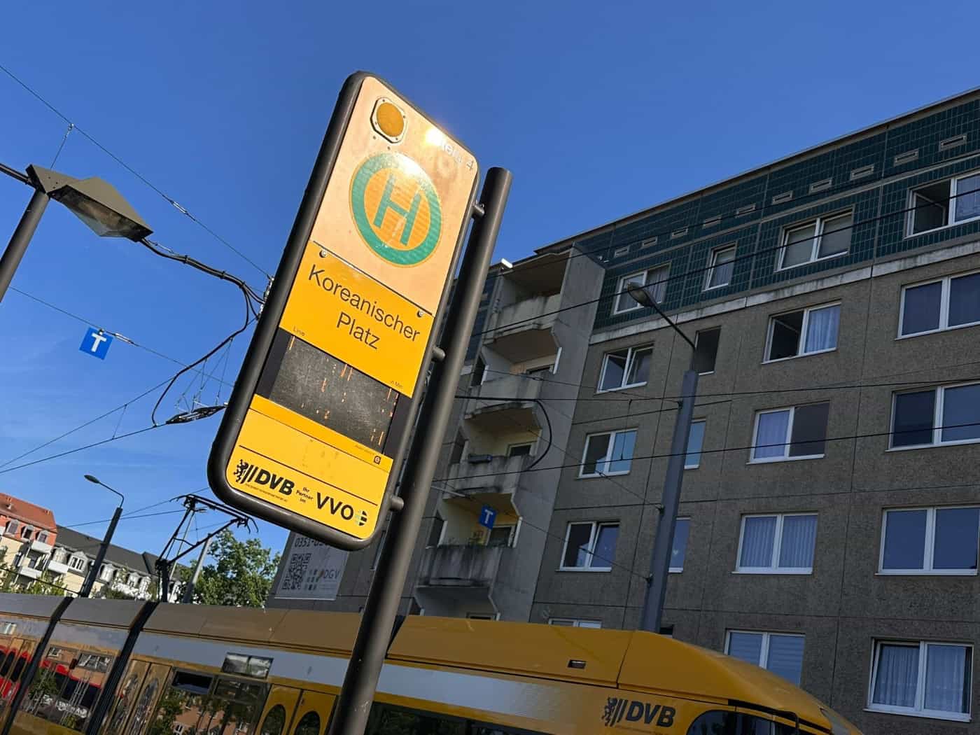 Haltestellenschild „Koreanischer Platz“ in Dresden, dem Veranstaltungsort für das Familienfest zur Eröffnung des Platzes der Kinderrechte.