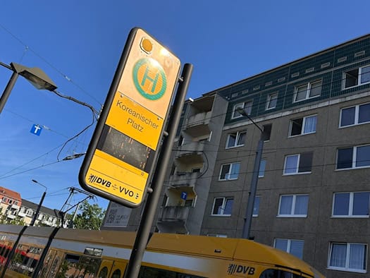 Haltestellenschild „Koreanischer Platz“ in Dresden, dem Veranstaltungsort für das Familienfest zur Eröffnung des Platzes der Kinderrechte.