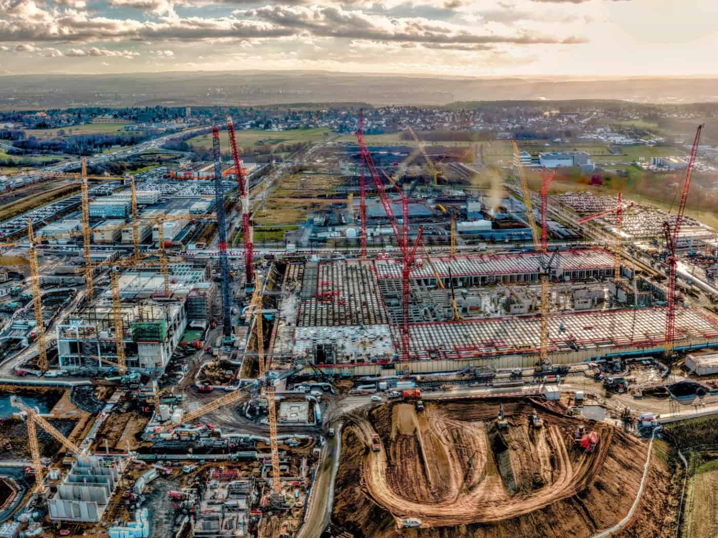 Luftaufnahme der Großbaustelle des taiwanischen Chip-Herstellers ESMC am Stadtrand von Dresden.