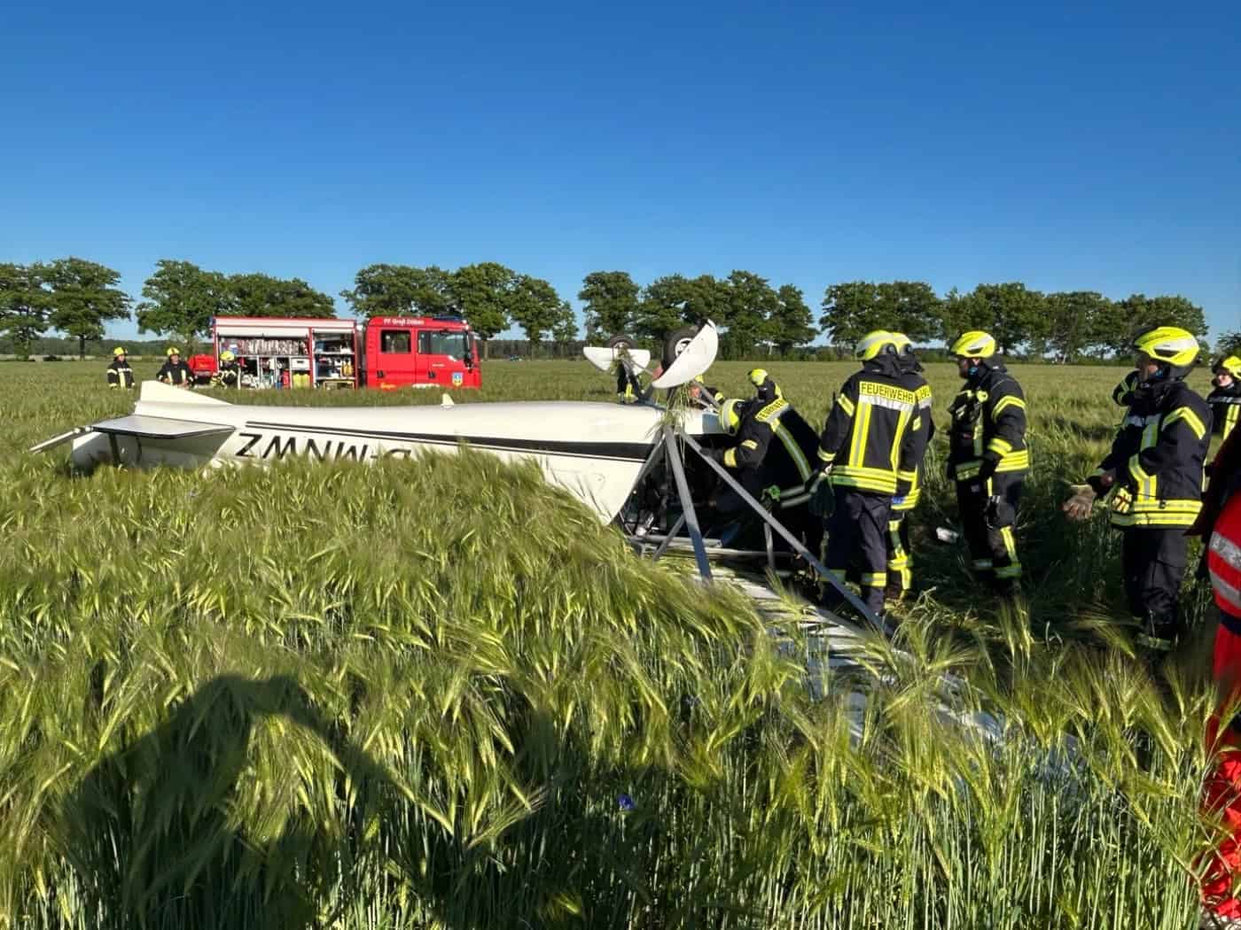 Ultraleichtflugzeug muss auf Feld bei Halbendorf notlanden