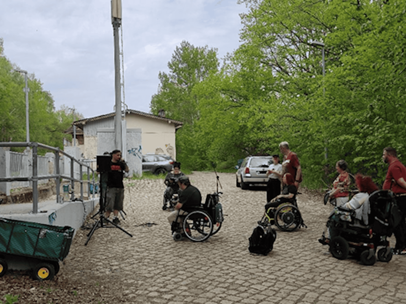 Foto: Wenige Menschen versammelt bei Demonstration für Inklusion am Bahnhof Görlitz
