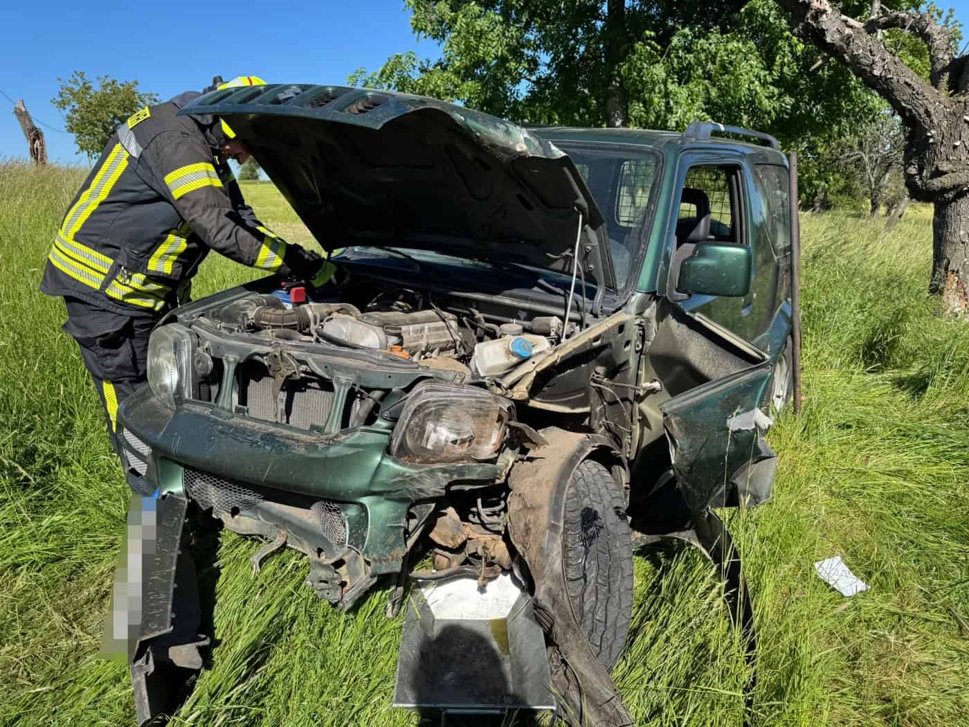 Auto prallt bei Klipphausen gegen Baum