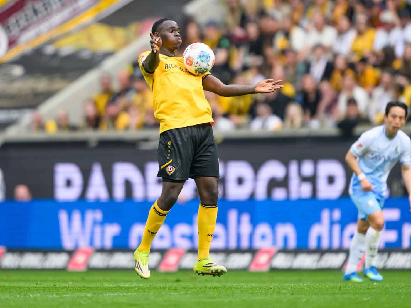 Hamburger SV sign Kofi Amoako from Dresden