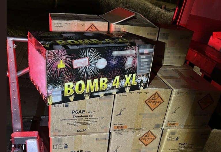 Sicherstellung von illegaler Pyrotechnik – Grenzkontrolle Zoll Dresden. Mehrere Packungen von illegalen Feuerwerkskörpern und Böllern mit osteuropäischer Aufschrift, aufgereiht auf einem Tisch bei einer Pressemitteilung des Zolls.