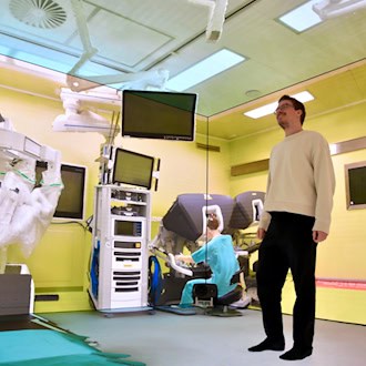 Eine simulierte OP-Szene im Dresdner Holodeck zeigt, wie Forschende des Exzellenzclusters CeTI Medizin und Technik zusammenbringen.