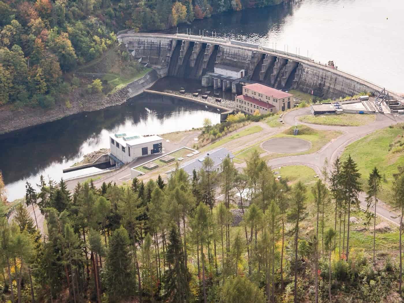 Holzzaun bricht - Mann stürzt 15 Meter tief in Fluss