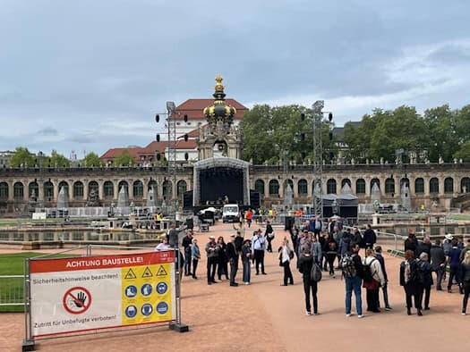 Blick über den  Zwingerinnenhof in Dresden mit einer großen Konzertbühne und Technikaufbauten vor der historischen Kulisse.