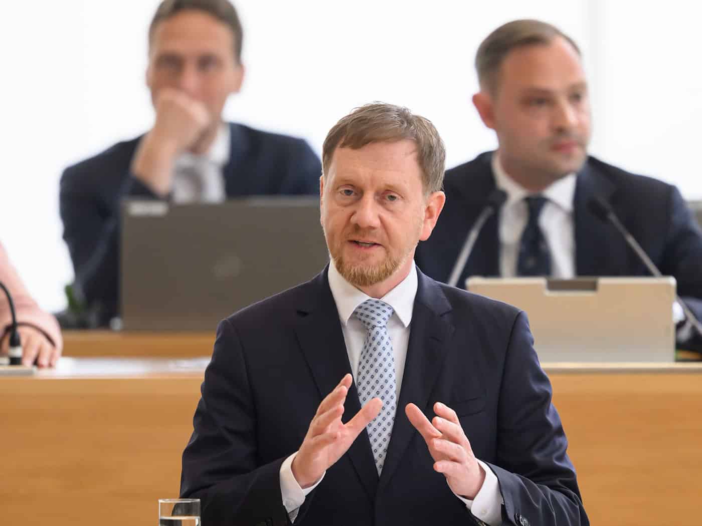 Kretschmer kritisiert Bund - Debatte um Reformen in Sachsen