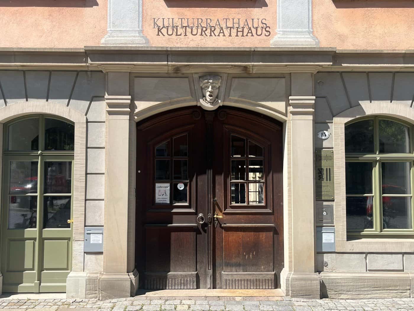 Das Dresdner Kulturrathaus, der Sitz des Amtes für Kultur und Denkmalschutz, bei Tageslicht.