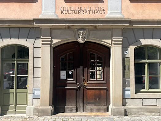 Das Dresdner Kulturrathaus, der Sitz des Amtes für Kultur und Denkmalschutz, bei Tageslicht.