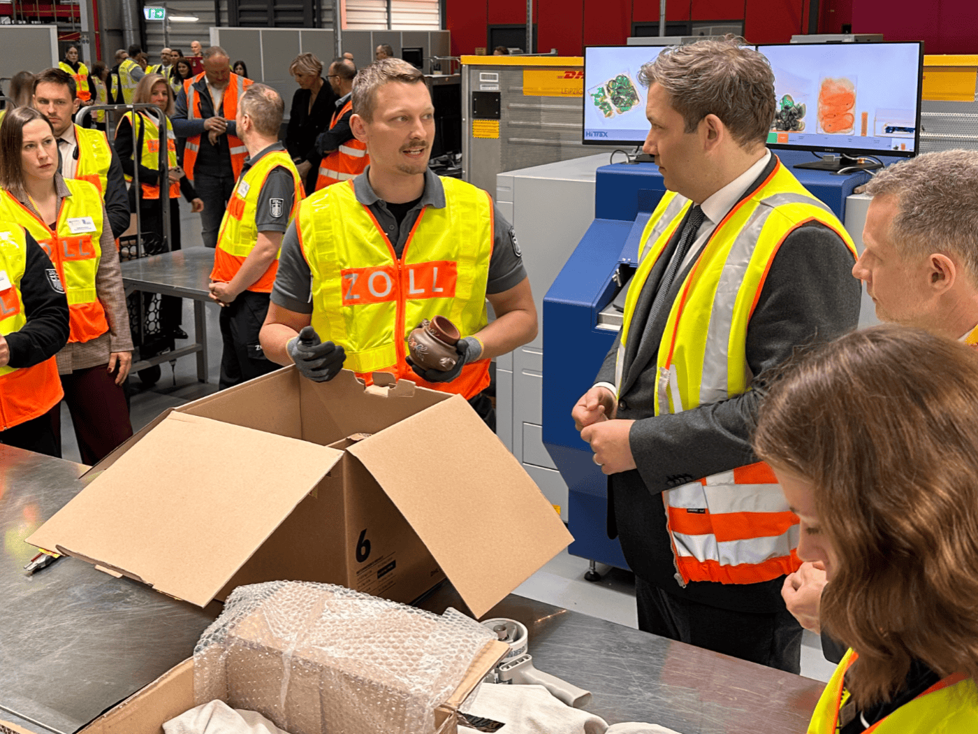 Klingbeil besucht Zoll-Zentrum in Schkeuditz: Sechs Kilo Kokain im Paket aus Kolumbien