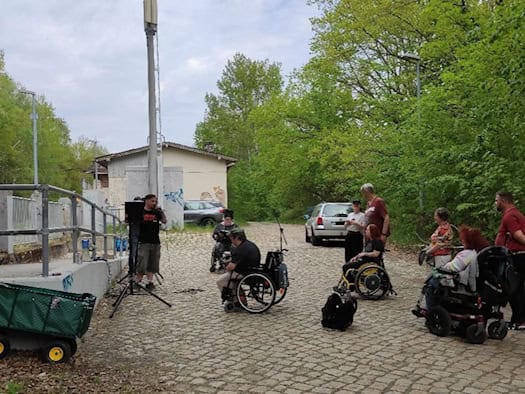 Foto: Wenige Menschen versammelt bei Demonstration für Inklusion am Bahnhof Görlitz
