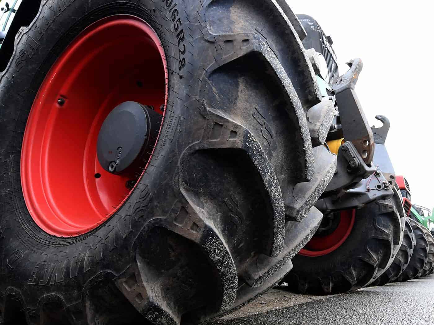 Mann stürzt von Traktoranhänger und wird überrollt