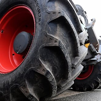 Mann stürzt von Traktoranhänger und wird überrollt