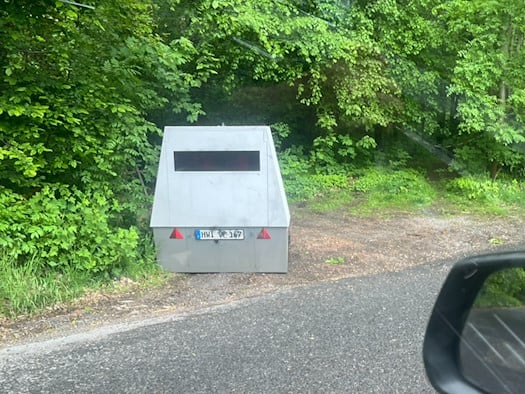 Dresdens Superblitzer Anhänger am neuen Standort in Loschwitz im Mai 2026
