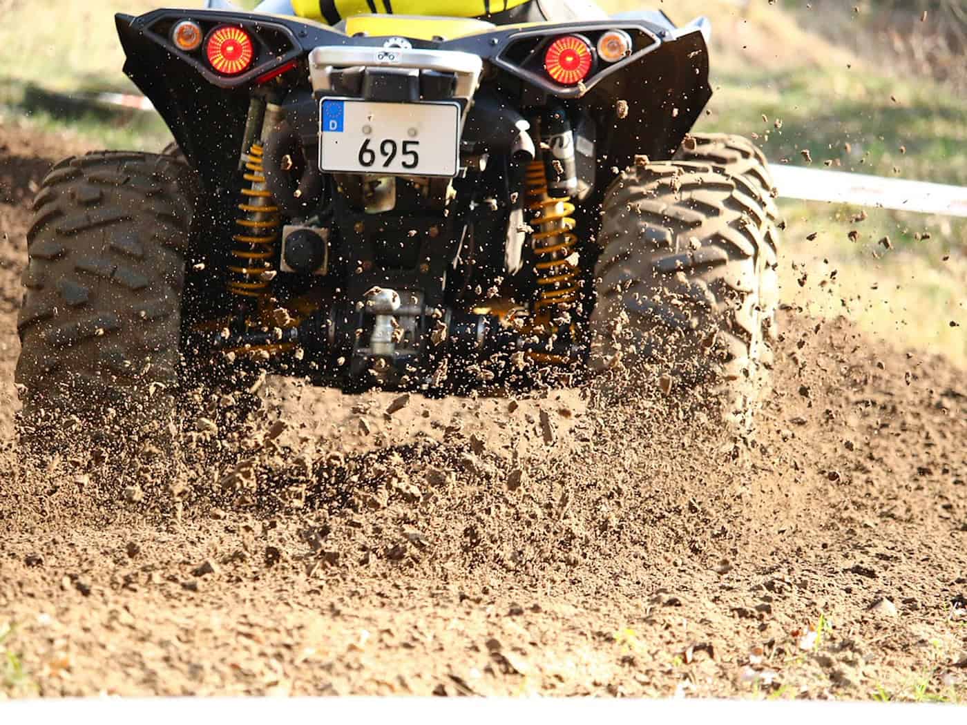 Quad fährt in Moritzburg gegen eine Hauswand
