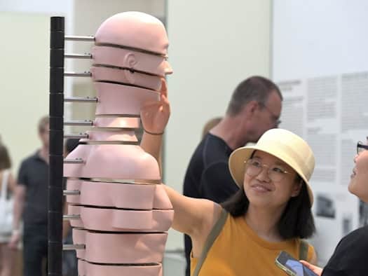 Besucher bei der Museumsnacht Dresden, die sich bei Abendstimmung im Licht der Ausstellungsorte und Installationen bewegen.