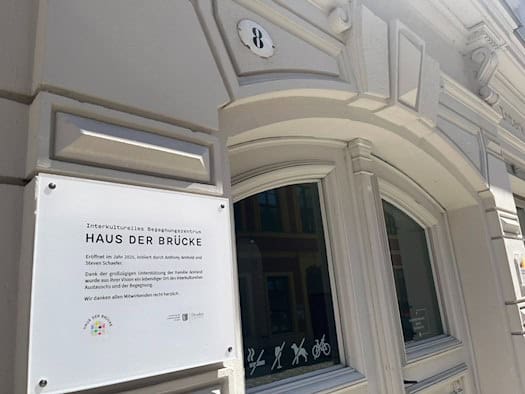 Der Eingang zum HAUS DER BRÜCKE in der Rähnitzgasse in Dresden.
