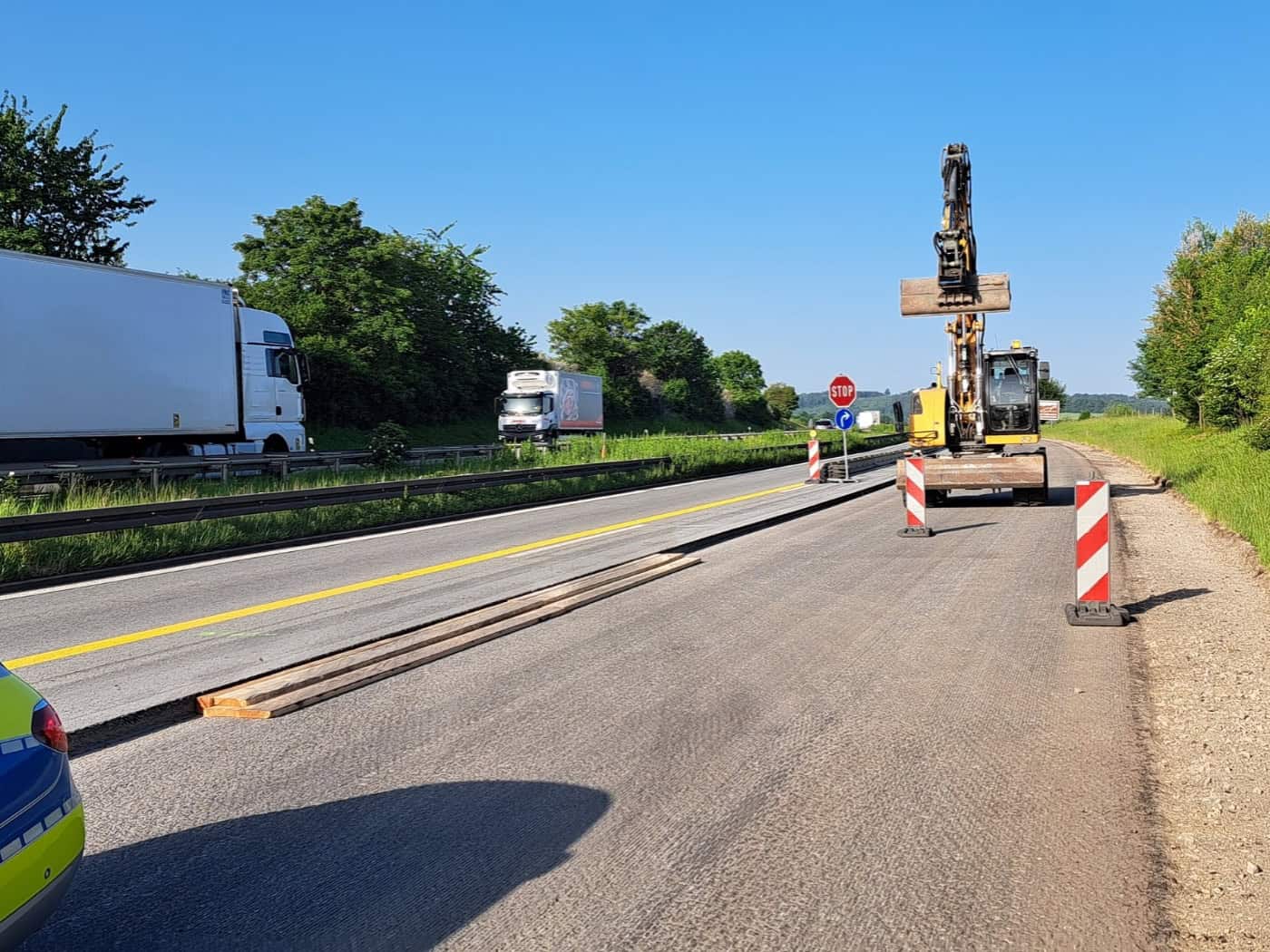 Mit Holzplanken Stau auf der A4 entschärft