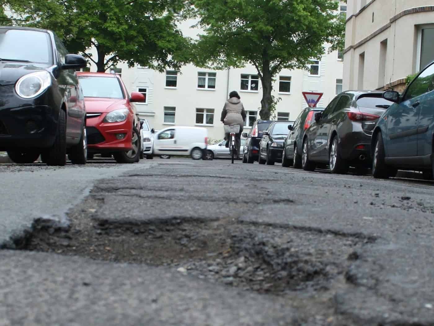 Löcher auf Leipzigs Straßen und im Stadthaushalt. Foto: Ralf Julke