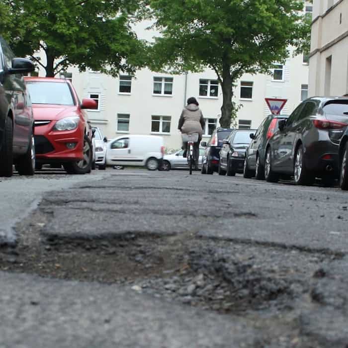 Löcher auf Leipzigs Straßen und im Stadthaushalt. Foto: Ralf Julke