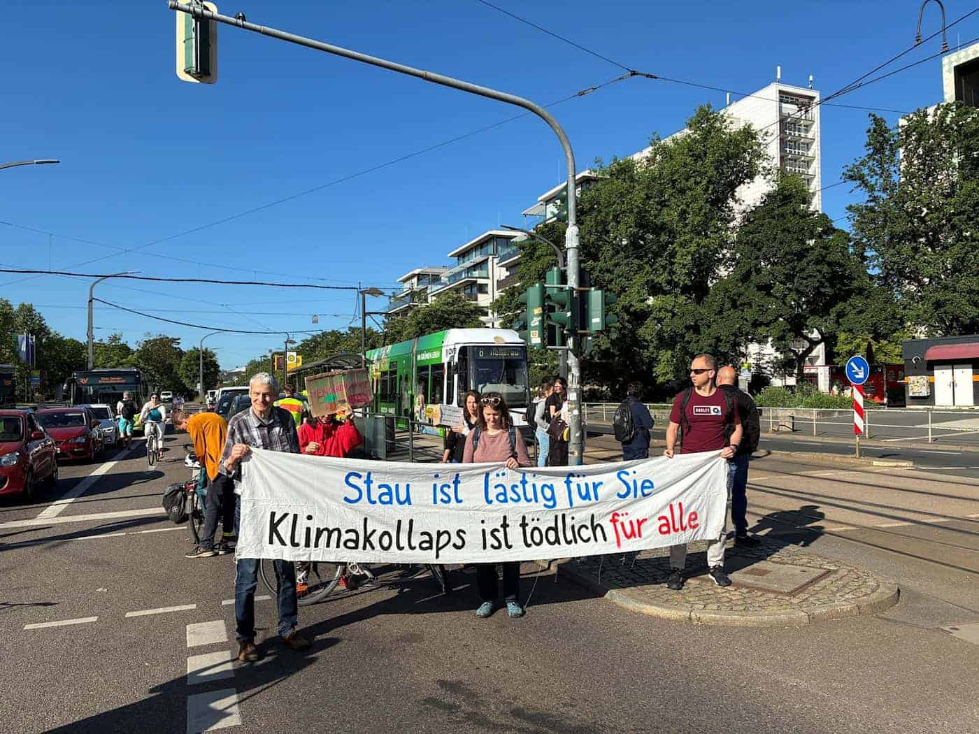 Blokáda silnic za bezpečné cyklostezky a chodníky v Drážďanech