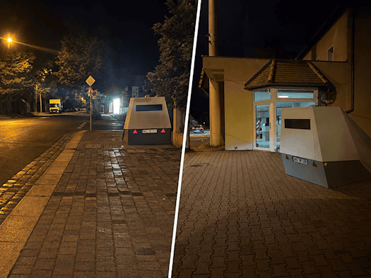 Ein zweigeteiltes Nachtbild von grauen, kastenförmigen mobilen Blitzer-Anhängern (Modell „Enforcement Trailer“) am Straßenrand. Die linke Seite zeigt einen Blitzer auf einem gepflasterten Gehweg neben einer beleuchteten Hauptstraße mit Bäumen. Die rechte Seite zeigt einen baugleichen Anhänger vor ei
