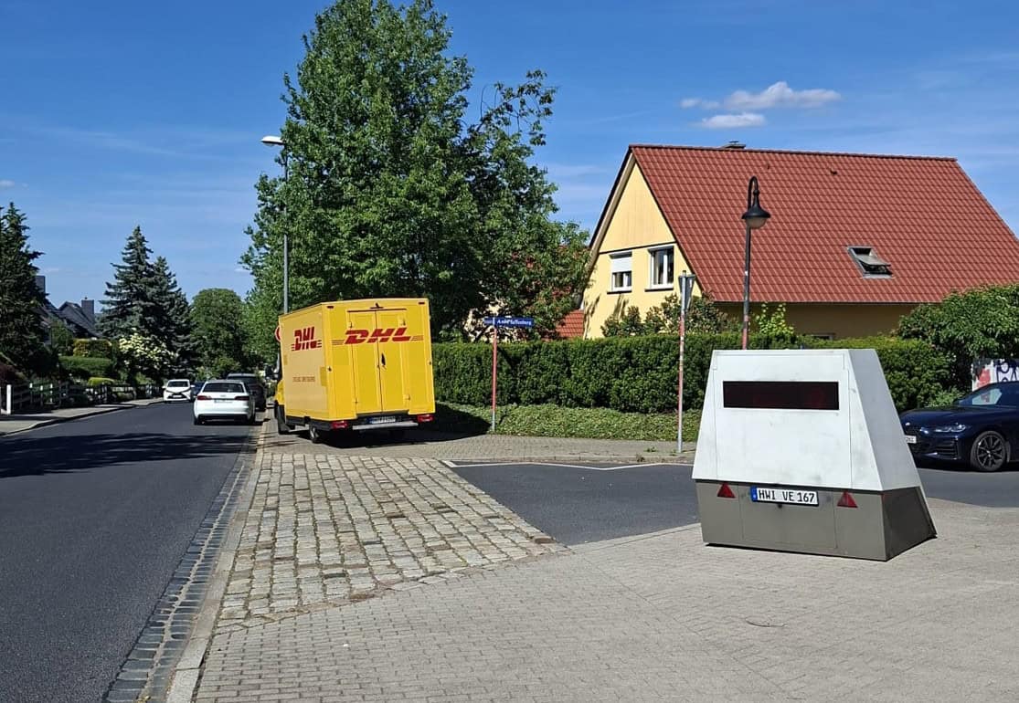 Der graue Messanhänger „HWI-VE 167“ steht getarnt an der Wilhelm-Franke-Straße in Dresden-Leubnitz-Neuostra.