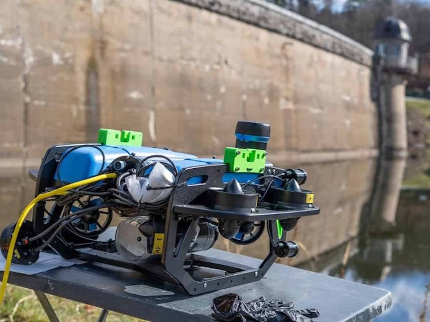 Erster Einsatz im echten Gewässer: Der Tauchroboter der TU Bergakademie Freiberg an der Talsperre Malter.