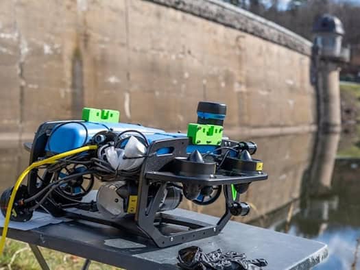Erster Einsatz im echten Gewässer: Der Tauchroboter der TU Bergakademie Freiberg an der Talsperre Malter.