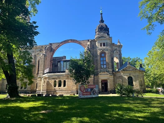 Blick auf die Ruine der Trinitatiskirche in Dresden-Johannstadt mit ihrem charakteristischen offenen Kirchenschiff.