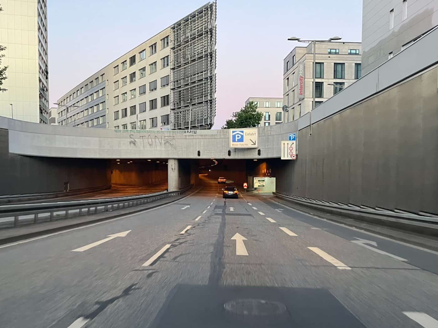 Blick auf die Einfahrt zum Tunnel am Wiener Platz in Dresden.