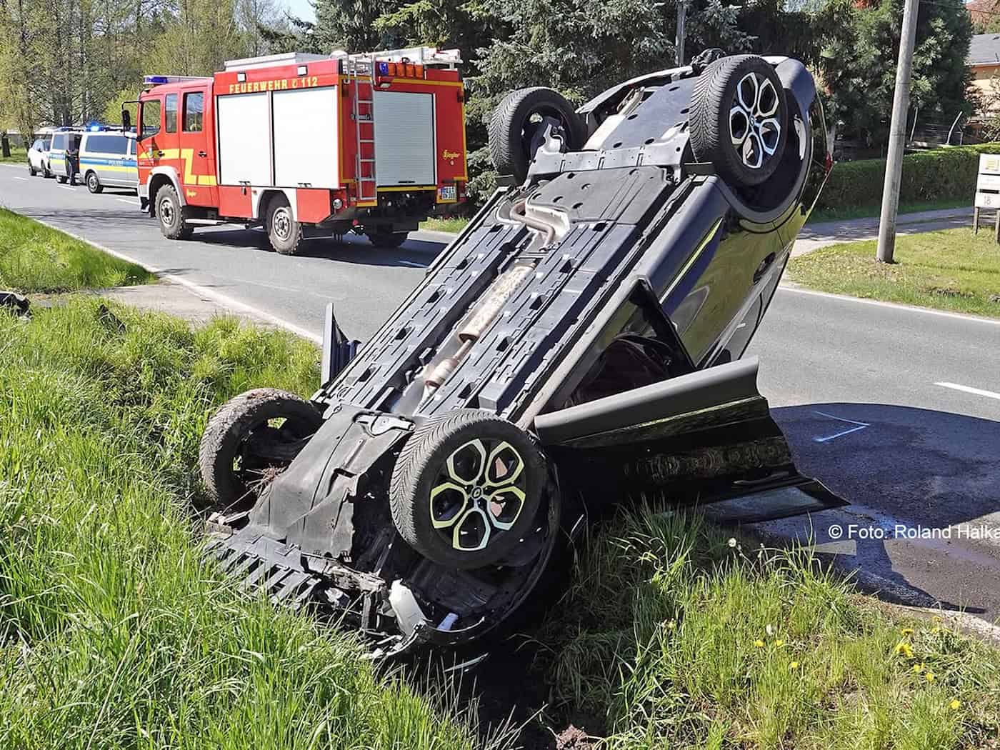 Auto auf dem Kopf: Mehrere Einsätze für Feuerwehr Klipphausen