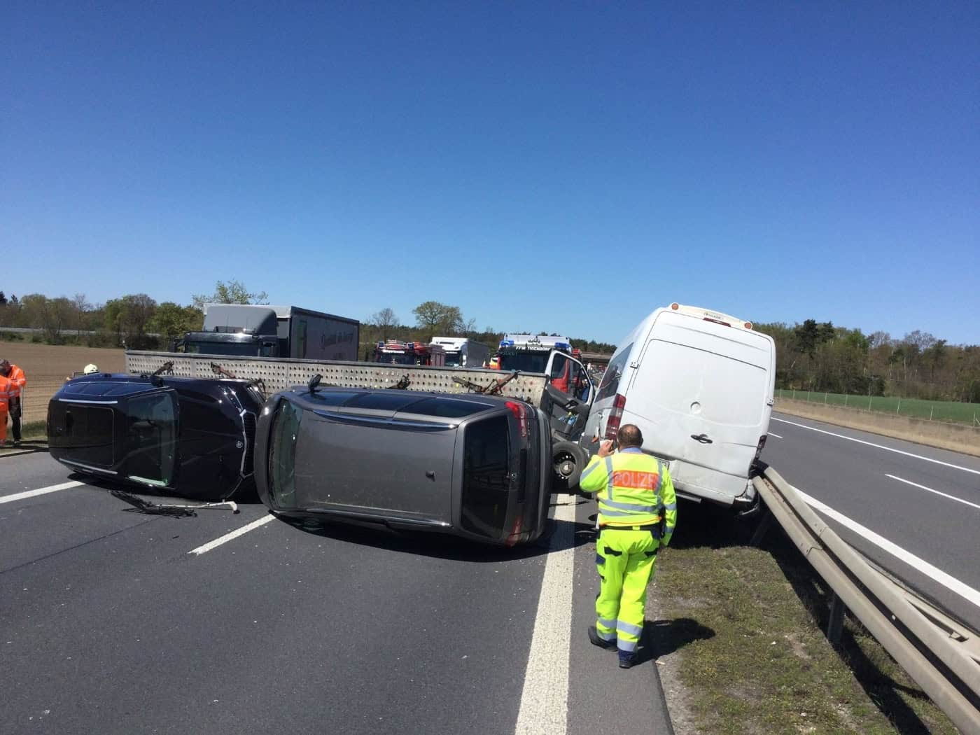 Anhänger mit zwei Autos kippt auf A13 bei Thiendorf um