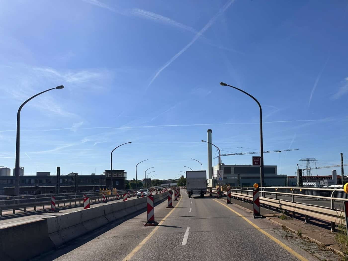 Blick auf die veränderte Verkehrsführung auf der Nossener Brücke in Dresden, die durch den Bau der neuen Campuslinie bedingt ist.