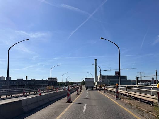 Blick auf die veränderte Verkehrsführung auf der Nossener Brücke in Dresden, die durch den Bau der neuen Campuslinie bedingt ist.